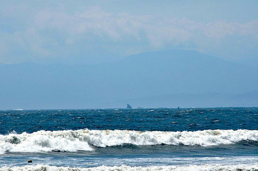 湘南江ノ島片瀬海岸西浜から台風の波が高い海水浴場