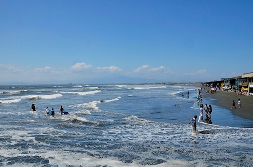 湘南江ノ島片瀬海岸西浜から台風の波が高い海水浴場