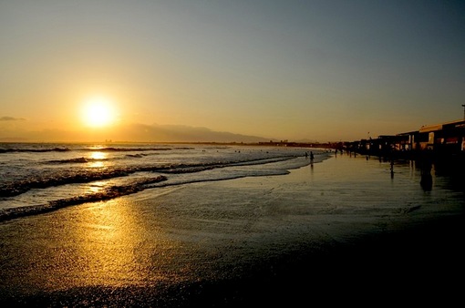 江ノ島片瀬海岸西浜からゴールデンな夕日