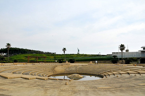 江ノ島湘南海岸公園サーフビレッジの平和の像