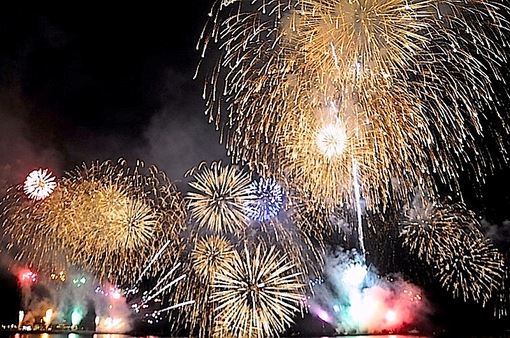 ふじさわ江の島花火大会2014の海岸からの花火