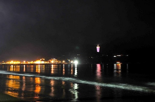 片瀬西浜から江ノ島の夜景とシーキャンドルライトアップ