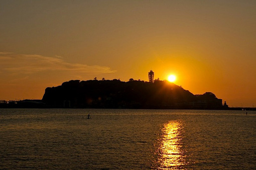 腰越漁港から片瀬東浜海岸越しの江ノ島と夕日