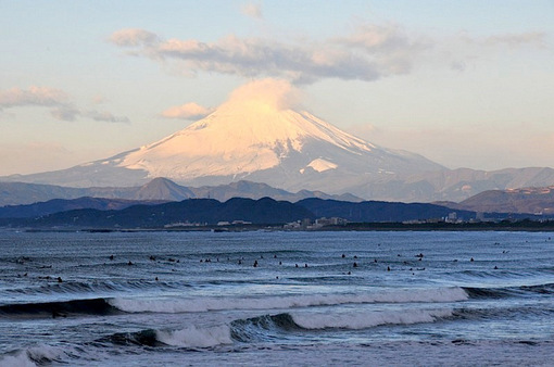 2015年初富士山は片瀬西浜からサーファーと
