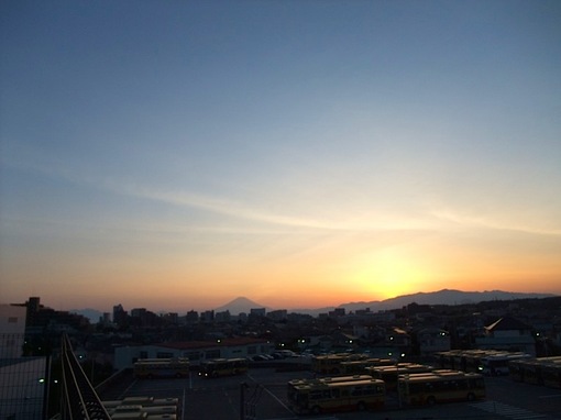 湘南モールフィルからの夕日で富士山と丹沢大山の稜線