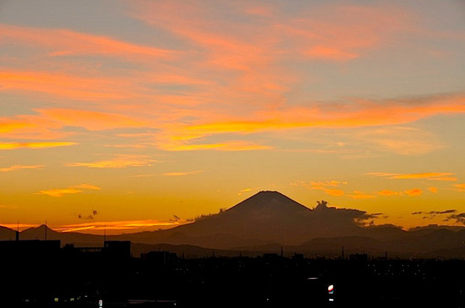 テラスモール湘南の駐車場からの富士山と夕日