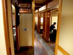鎌倉のそば懐石峰本の店内