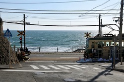鎌倉市のご当地ナンバー鎌倉高校前の踏切と江ノ電と海