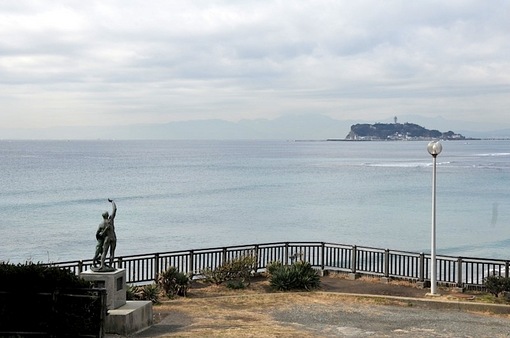 鎌倉稲村ガ崎の逗子開成中学校ボート遭難の碑と江ノ島と海