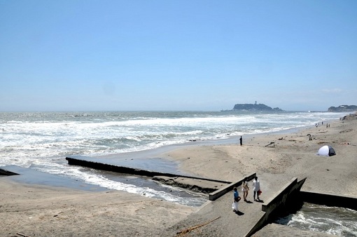 鎌倉七里ガ浜からの台風で波が高い海と江ノ島