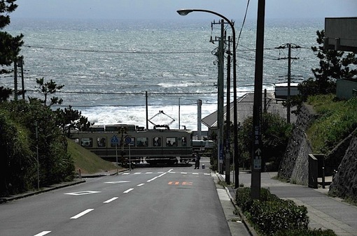鎌倉七里ガ浜高校前の踏切と江ノ電