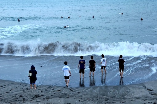 夕暮れの鎌倉七里ガ浜の海岸で青春真っ盛りの七里ガ浜高校生
