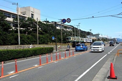 鎌倉七里ガ浜高校前を走る江の電