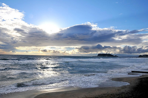 七里ガ浜からの雨雲が明けた海と江ノ島