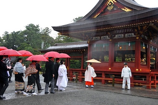 鎌倉鶴岡八幡宮舞殿で雨の中の神前式（結婚式）