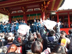 鶴岡八幡宮節分祭の福豆拾い