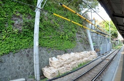 元旦に崩落した江ノ電極楽寺駅の壁が7月中旬に向け復旧工事中