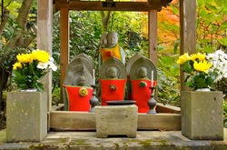 北鎌倉明月院の紅葉のお地蔵さん