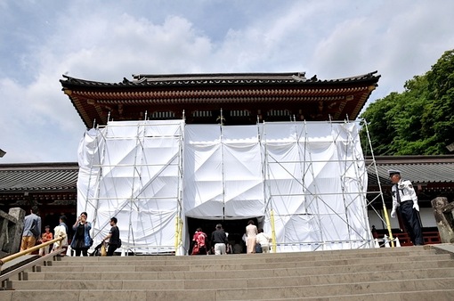 鎌倉鶴岡八幡宮の本殿が漆の塗り替え工事中