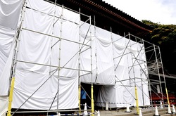 鎌倉鶴岡八幡宮の本殿が漆の塗り替え工事中