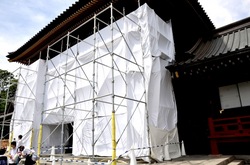 鎌倉鶴岡八幡宮の本殿が漆の塗り替え工事中