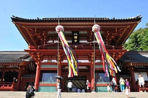 鎌倉鶴岡八幡宮の本殿が漆の塗り替え工事中