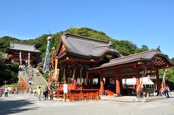 鎌倉鶴岡八幡宮の本殿が漆の塗り替え工事中