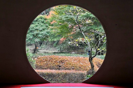 北鎌倉紅葉散策チェック2014明月院方丈の円窓