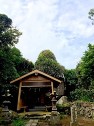 湘南藤沢から五島列島へ宇久島の厄神社の大岩