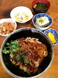 五島列島のグルメ情報宇久島赤ちょうちんの長崎牛焼き肉丼