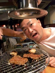 藤沢善行のホルモン焼き元気屋の七輪とホルモン