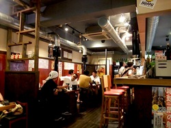 藤沢善行のホルモン焼き元気屋の店内