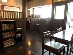 藤沢市善行駅西口のそば店鴨立庵の店内